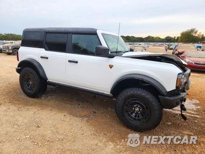 Czwarte zdjęcie samochodu z boku: 2026 FORD BRONCO BADLANDS VIN:1FMEE9BP6TLA48106 - miniatura