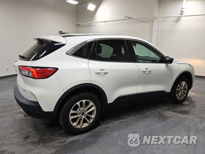 Trzecie zdjęcie samochodu z tyłu: 2022 FORD ESCAPE SE VIN:1FMCU9G68NUA61107 - miniatura
