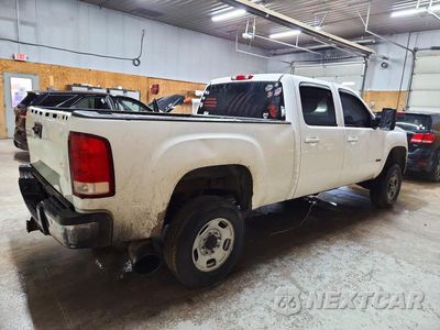 Trzecie zdjęcie samochodu z tyłu: 2013 GMC SIERRA K2500 SLT VIN:1GT121E82DF168244 - miniatura