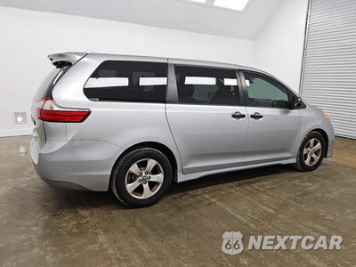 Trzecie zdjęcie samochodu z tyłu: 2019 TOYOTA SIENNA L 7-PASSENGER VIN:5TDZZ3DC5KS967030 - miniatura
