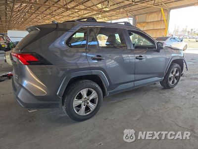 Trzecie zdjęcie samochodu z tyłu: 2019 TOYOTA RAV4 XLE VIN:JTMP1RFVXKD019637 - miniatura