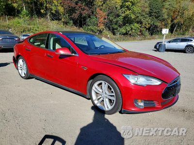 Czwarte zdjęcie samochodu z boku: 2013 TESLA MODEL S VIN:5YJSA1CN5DFP15673 - miniatura