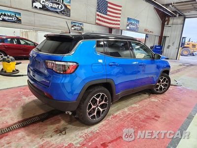 Trzecie zdjęcie samochodu z tyłu: 2025 JEEP COMPASS LIMITED VIN:3C4NJDCN3ST605329 - miniatura