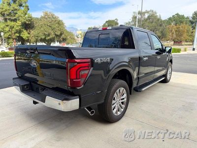 Czwarte zdjęcie samochodu z boku: 2026 FORD F150 LARIAT VIN:1FTFW5L86TKD65718 - miniatura