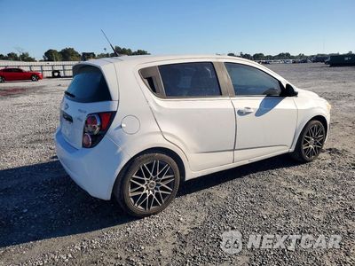 Trzecie zdjęcie samochodu z tyłu: 2013 CHEVROLET SONIC LS VIN:1G1JA6SH2D4190592 - miniatura