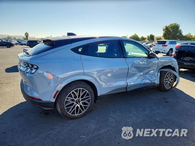 Trzecie zdjęcie samochodu z tyłu: 2025 FORD MUSTANG MACH-E PREMIUM VIN:3FMTK3SU5SMA32379 - miniatura