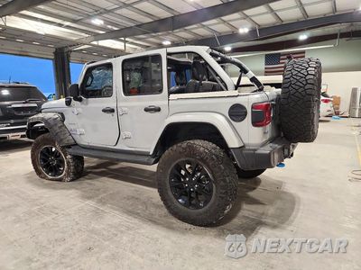 Drugie zdjęcie samochodu z przodu: 2022 JEEP WRANGLER UNLIMITED SAHARA 4XE VIN:1C4JJXP69NW153520 - miniatura