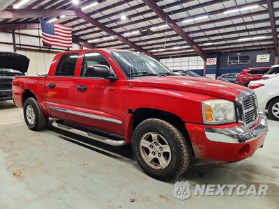 Czwarte zdjęcie samochodu z boku: 2005 DODGE DAKOTA QUAD LARAMIE VIN:1D7HW58N35S227618 - miniatura