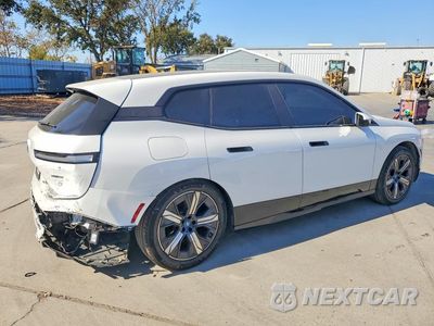 Trzecie zdjęcie samochodu z tyłu: 2023 BMW IX XDRIVE50 VIN:WB523CF05PCM33942 - miniatura