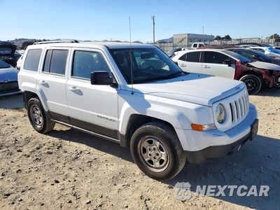 Czwarte zdjęcie samochodu z boku: 2016 JEEP PATRIOT SPORT VIN:1C4NJPBA0GD735291 - miniatura