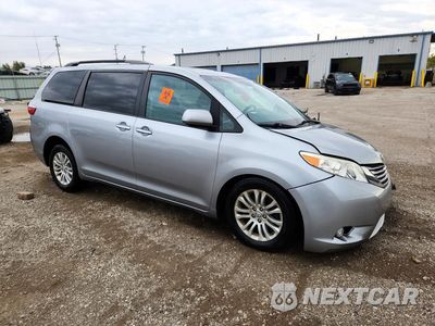 Czwarte zdjęcie samochodu z boku: 2017 TOYOTA SIENNA XLE 8-PASSENGER VIN:5TDYZ3DC1HS855040 - miniatura