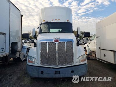 Piąte zdjęcie samochodu w środku: 2016 PETERBILT 579 SEMI TRUCK VIN:1XPBA48X8GD328802 - miniatura