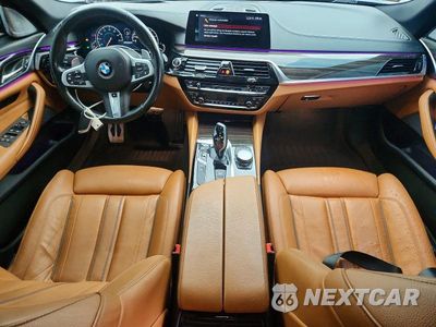 Zdjęcie 8 z 12 samochodu: 2018 BMW M550XI VIN:WBAJB9C51JB035580 - miniatura