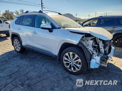 Czwarte zdjęcie samochodu z boku: 2023 TOYOTA RAV4 XLE PREMIUM VIN:2T3C1RFV8PW283304 - miniatura