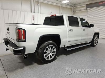 Trzecie zdjęcie samochodu z tyłu: 2018 GMC SIERRA K1500 DENALI VIN:3GTU2PEJXJG457028 - miniatura