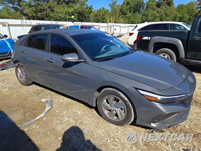 Czwarte zdjęcie samochodu z boku: 2024 HYUNDAI ELANTRA SE VIN:KMHLL4DG3RU845865 - miniatura