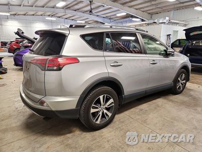 Trzecie zdjęcie samochodu z tyłu: 2018 TOYOTA RAV4 XLE VIN:JTMRFREV5JJ257195 - miniatura