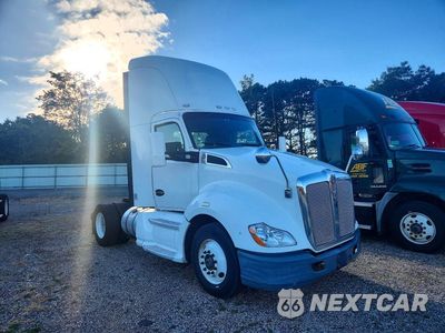 Czwarte zdjęcie samochodu z boku: 2014 KENWORTH T680 SEMI TRUCK VIN:1XKYA48X3EJ403050 - miniatura