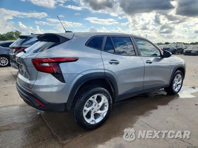 Trzecie zdjęcie samochodu z tyłu: 2025 CHEVROLET TRAX LS VIN:KL77LFEP0SC164152 - miniatura