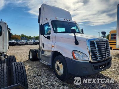 Czwarte zdjęcie samochodu z boku: 2016 FREIGHTLINER CASCADIA 125 SEMI TRUCK VIN:1FUBGEDV2GLHC5767 - miniatura