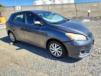 Czwarte zdjęcie samochodu z boku: 2011 TOYOTA MATRIX BASE VIN:2T1KU4EE2BC661028 - miniatura