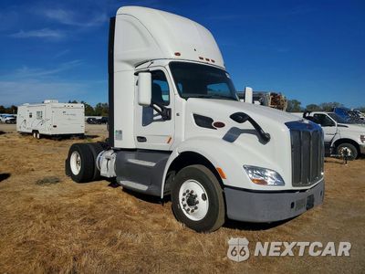 Czwarte zdjęcie samochodu z boku: 2017 PETERBILT 579 SEMI TRUCK VIN:1XPBA48X9HD428795 - miniatura