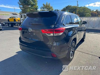 Trzecie zdjęcie samochodu z tyłu: 2018 TOYOTA HIGHLANDER LE VIN:5TDBZRFH9JS904623 - miniatura