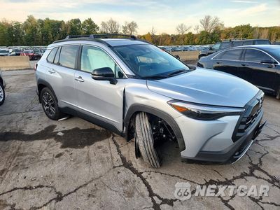 Czwarte zdjęcie samochodu z boku: 2026 TOYOTA COROLLA CROSS XLE VIN:7MUEAABG7TV206006 - miniatura