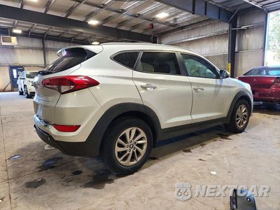 Trzecie zdjęcie samochodu z tyłu: 2016 HYUNDAI TUCSON SE VIN:KM8J33A41GU107913 - miniatura