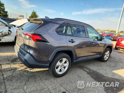 Trzecie zdjęcie samochodu z tyłu: 2021 TOYOTA RAV4 XLE VIN:2T3P1RFV6MW181240 - miniatura