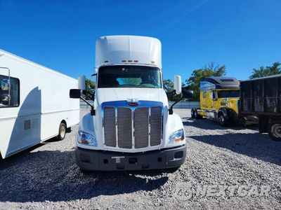 Piąte zdjęcie samochodu w środku: 2018 PETERBILT 579 SEMI TRUCK VIN:1XPBA48X1JD478449 - miniatura