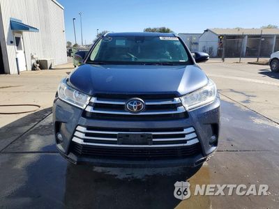 Piąte zdjęcie samochodu w środku: 2018 TOYOTA HIGHLANDER XLE VIN:5TDKZRFH2JS259989 - miniatura