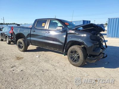 Czwarte zdjęcie samochodu z boku: 2022 CHEVROLET SILVERADO K1500 LT TRAIL BOSS VIN:3GCUDFEL9NG599365 - miniatura
