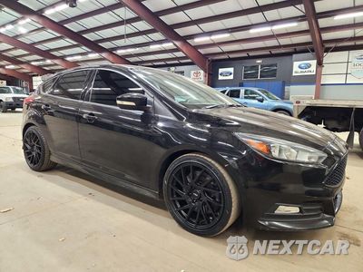 Czwarte zdjęcie samochodu z boku: 2017 FORD FOCUS ST VIN:1FADP3L96HL311196 - miniatura