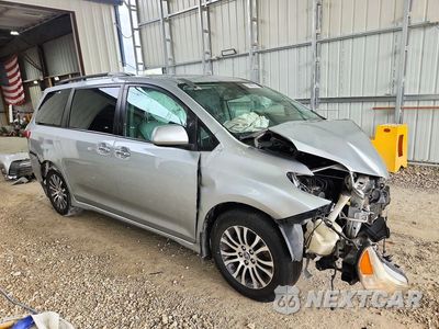 Czwarte zdjęcie samochodu z boku: 2020 TOYOTA SIENNA XLE 8-PASSENGER VIN:5TDYZ3DC0LS039204 - miniatura