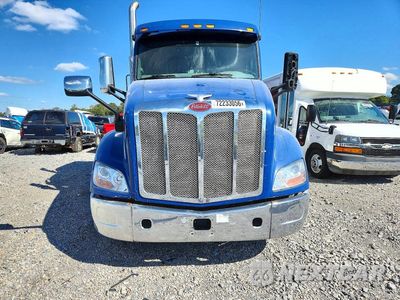 Piąte zdjęcie samochodu w środku: 2017 PETERBILT 579 SEMI TRUCK VIN:1XPBDP9X0HD359258 - miniatura