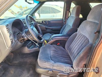 Zdjęcie 7 z 13 samochodu: 2000 CHEVROLET BLAZER VIN:1GNCT18W1YK282790 - miniatura