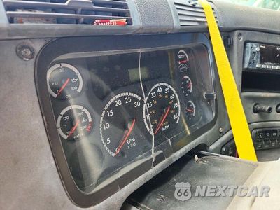 Zdjęcie 9 z 14 samochodu: 2014 FREIGHTLINER CASCADIA SEMI TRUCK VIN:3AKJGLD59ESFT6233 - miniatura