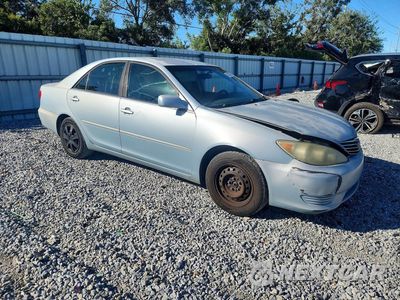 Czwarte zdjęcie samochodu z boku: 2005 TOYOTA CAMRY LE VIN:4T1BE32K15U589257 - miniatura