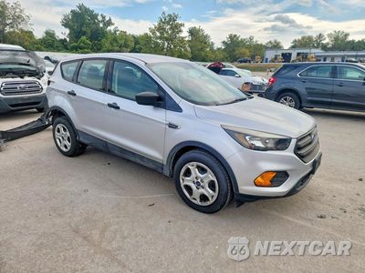 Czwarte zdjęcie samochodu z boku: 2019 FORD ESCAPE S VIN:1FMCU0F77KUB59501 - miniatura