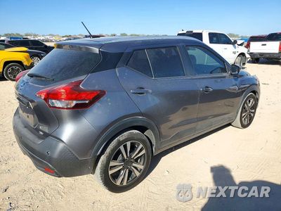 Trzecie zdjęcie samochodu z tyłu: 2020 NISSAN KICKS SV VIN:3N1CP5CV4LL496525 - miniatura