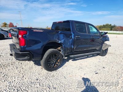 Trzecie zdjęcie samochodu z tyłu: 2021 CHEVROLET SILVERADO K1500 TRAIL BOSS CUSTOM VIN:1GCPYCEF9MZ409038 - miniatura