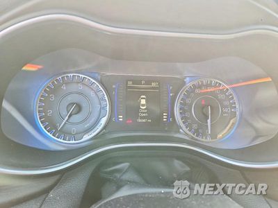 Zdjęcie 9 z 12 samochodu: 2016 CHRYSLER 200 LIMITED VIN:1C3CCCAB8GN131989 - miniatura