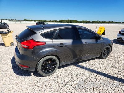Trzecie zdjęcie samochodu z tyłu: 2016 FORD FOCUS SE VIN:1FADP3K28GL262537 - miniatura