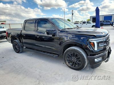 Czwarte zdjęcie samochodu z boku: 2024 FORD F150 LARIAT VIN:1FTFW5L50RFC20956 - miniatura