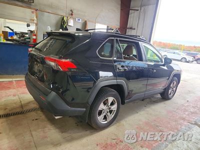 Trzecie zdjęcie samochodu z tyłu: 2022 TOYOTA RAV4 XLE VIN:JTMRWRFV9ND155529 - miniatura