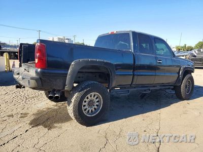 Trzecie zdjęcie samochodu z tyłu: 2003 CHEVROLET SILVERADO K2500 HEAVY DUTY VIN:1GCHK29U63E142276 - miniatura