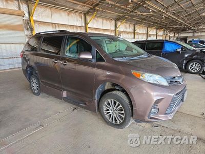 Czwarte zdjęcie samochodu z boku: 2019 TOYOTA SIENNA XLE 8-PASSENGER VIN:5TDYZ3DC3KS012254 - miniatura