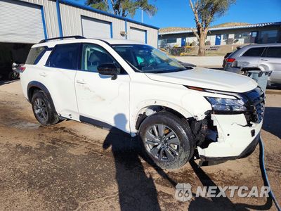 Czwarte zdjęcie samochodu z boku: 2026 NISSAN PATHFINDER SV VIN:5N1DR3BE2TC244359 - miniatura