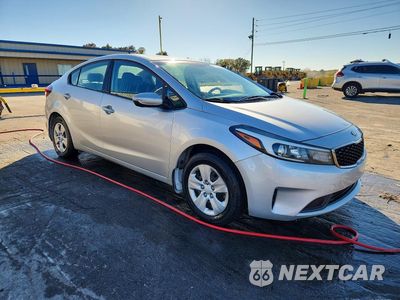 Czwarte zdjęcie samochodu z boku: 2017 KIA FORTE LX VIN:3KPFL4A79HE016110 - miniatura